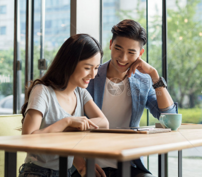 3个技巧教你首次约会就能牵手 