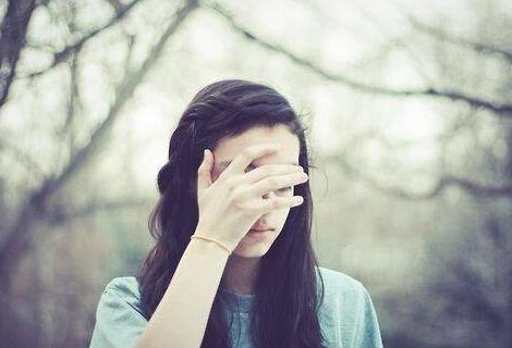 朋友失恋了该怎么劝，记住这3个原则帮她走出阴影