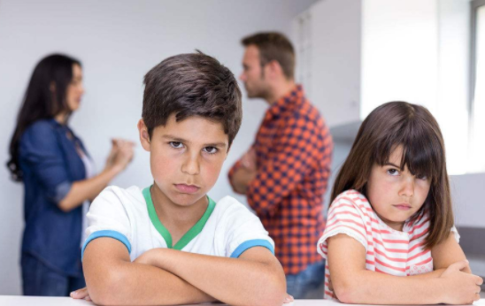 一个内心缺爱的孩子，身上这3个特征很明显