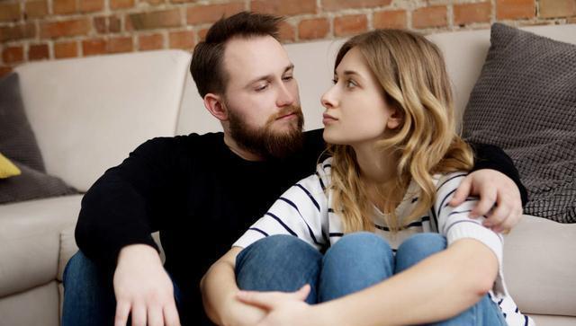 男生见到暗恋女生的反应，有什么表现？