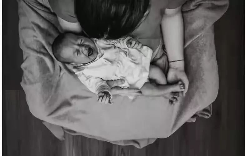 当众掀衣喂奶，不要脸！母乳妈妈的尊严，还要被践踏多久？
