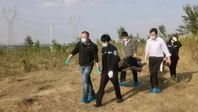 久病床前无孝子？男子活埋79岁母亲动机曝光，所有父母都该警醒了