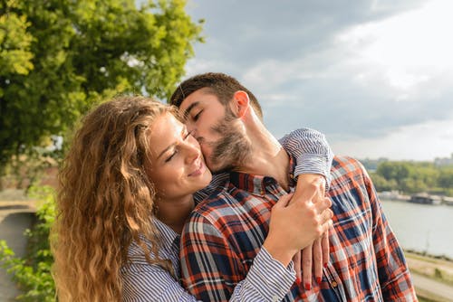 怎样知道他对你有感觉?男人面对有感觉的女人