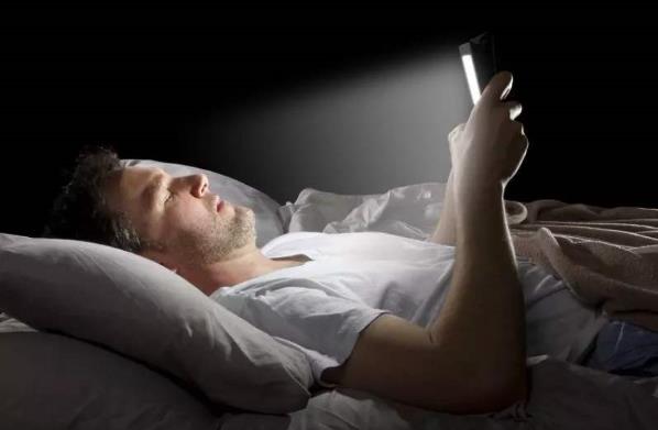 临睡前长时间上网玩手机是拖延症