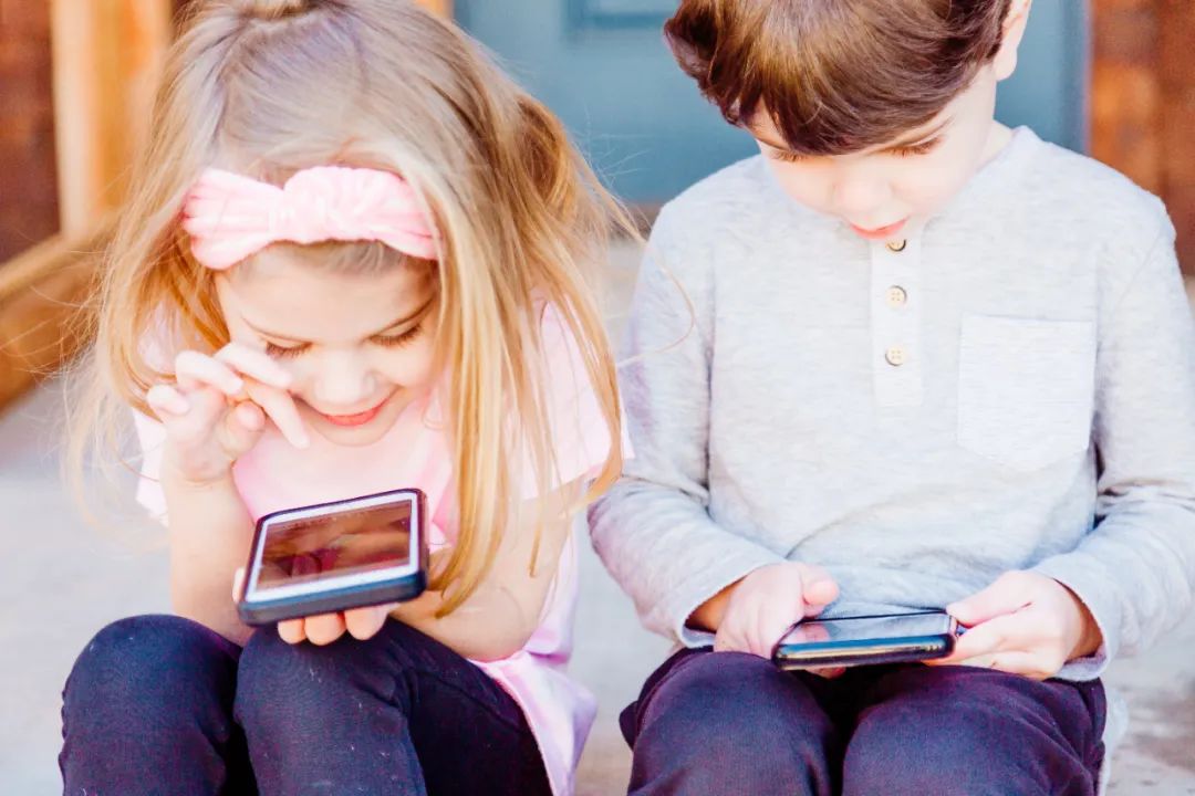 小孩沉迷于手机的背后，是各种关系的缺失
