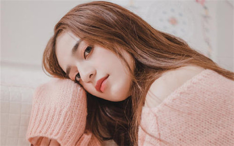 女生暗恋你的表现有哪些？ 平时有这些微妙行动变化基本可以确定！